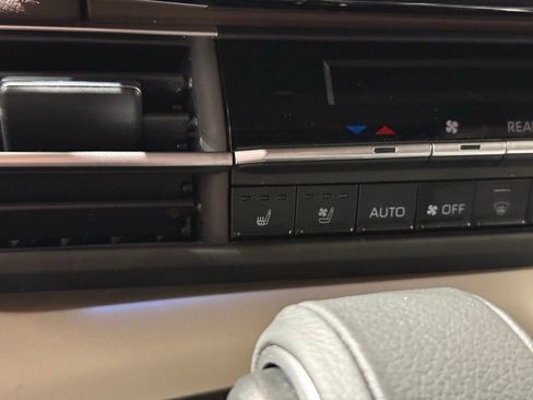 Certified 2023 Toyota Sienna Platinum image 33