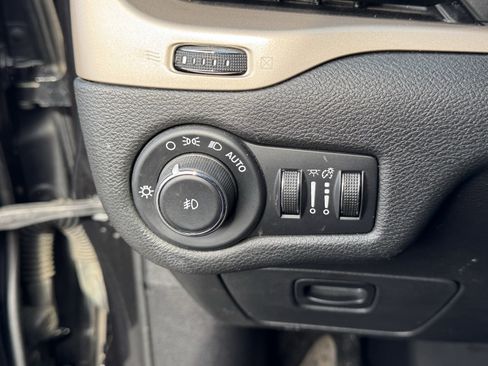 Used 2015 Jeep Cherokee Latitude w/ Cold Weather Group image 29