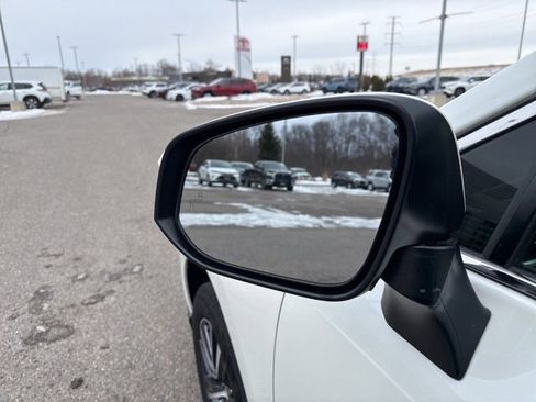 Used 2021 Toyota Venza LE image 7