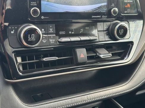 Used 2022 Toyota Highlander XLE AWD/4WD image 22