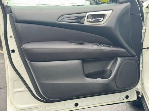 Used 2017 Nissan Pathfinder SV image 28