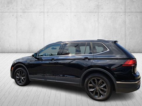 Used 2023 Volkswagen Tiguan SE w/ Panoramic Sunroof Package image 7