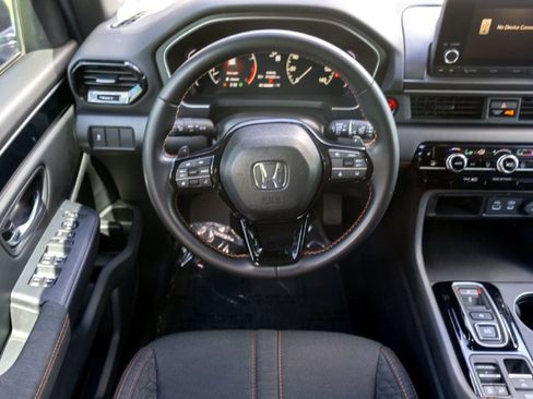 Used 2025 Honda Pilot Sport image 23