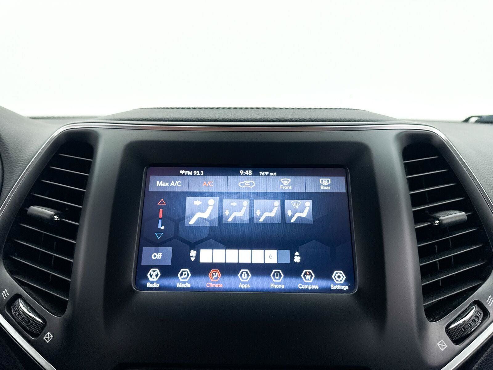 Used 2019 Jeep Cherokee Latitude w/ Popular Appearance Group FWD image 22
