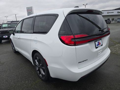 New 2026 Chrysler Pacifica Select image 5