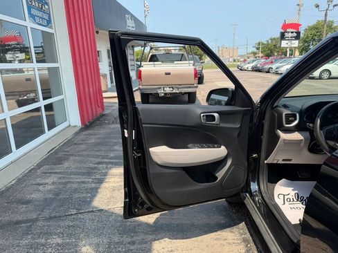 Used 2025 Hyundai Venue SEL FWD image 9