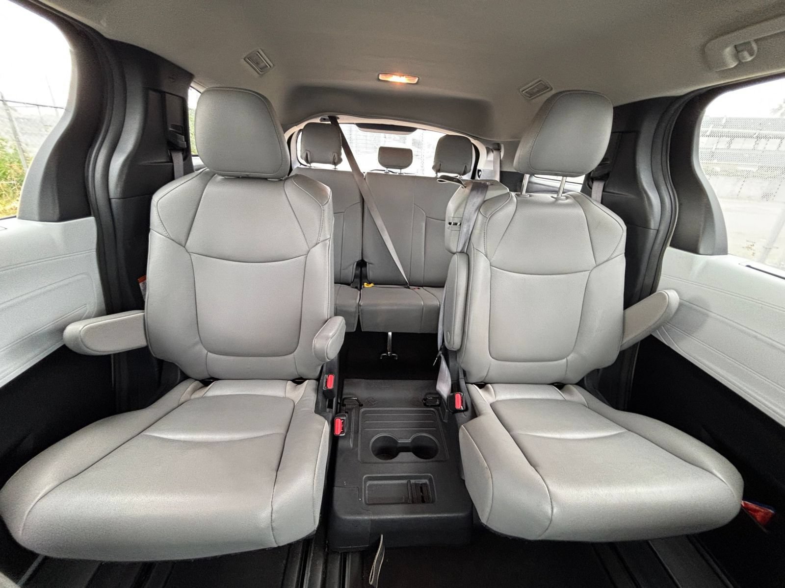 Used 2025 Toyota Sienna XLE FWD image 40