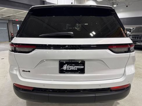 New 2025 Jeep Grand Cherokee Altitude image 10