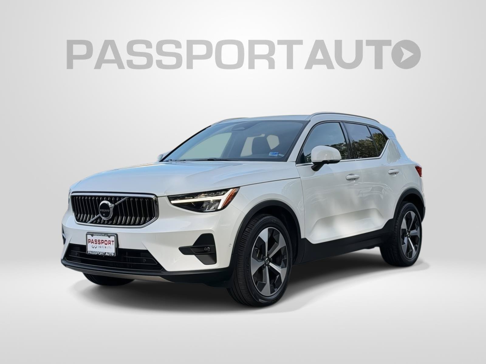 Used 2023 Volvo XC40 B5 Plus w/ Driver Assist Package AWD/4WD image 1