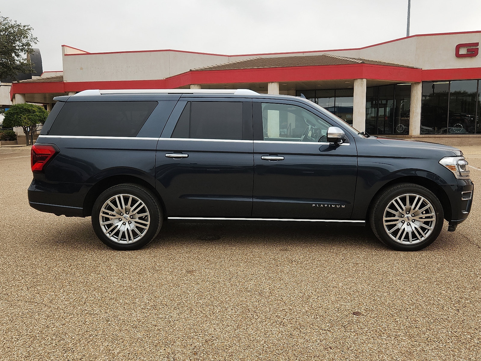 Used 2023 Ford Expedition Max Platinum AWD/4WD image 7