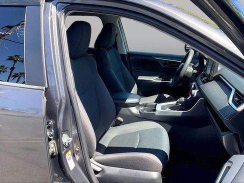 Used 2019 Toyota RAV4 LE w/ Carpet Mat Package FWD image 8