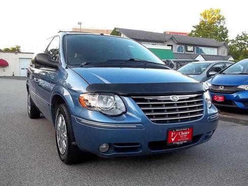 Used 2007 Chrysler Town & Country Limited FWD image 5