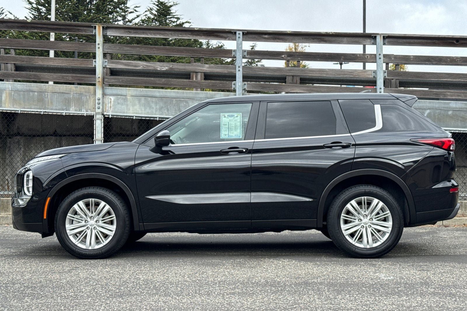 Used 2024 Mitsubishi Outlander ES FWD image 8
