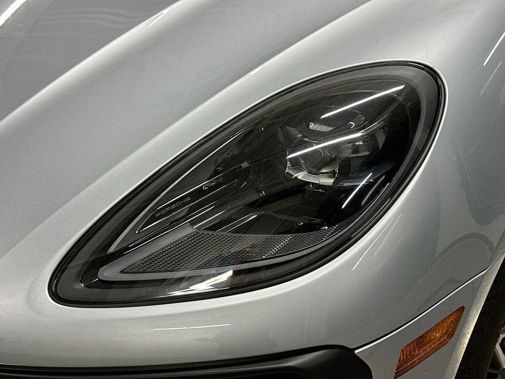 Certified 2025 Porsche Macan AWD/4WD image 32