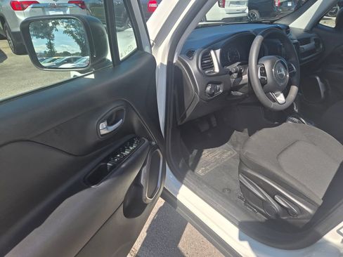 Used 2023 Jeep Renegade Latitude AWD/4WD image 6