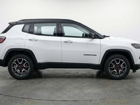 Used 2025 Jeep Compass Trailhawk AWD/4WD image 11