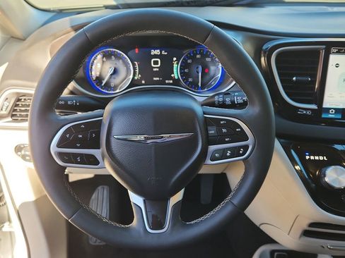 Used 2024 Chrysler Pacifica Touring-L image 23