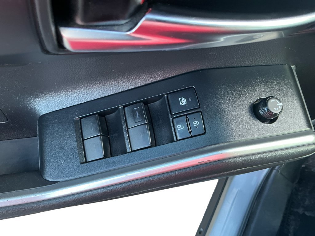 Used 2022 Toyota Highlander XLE AWD/4WD image 16