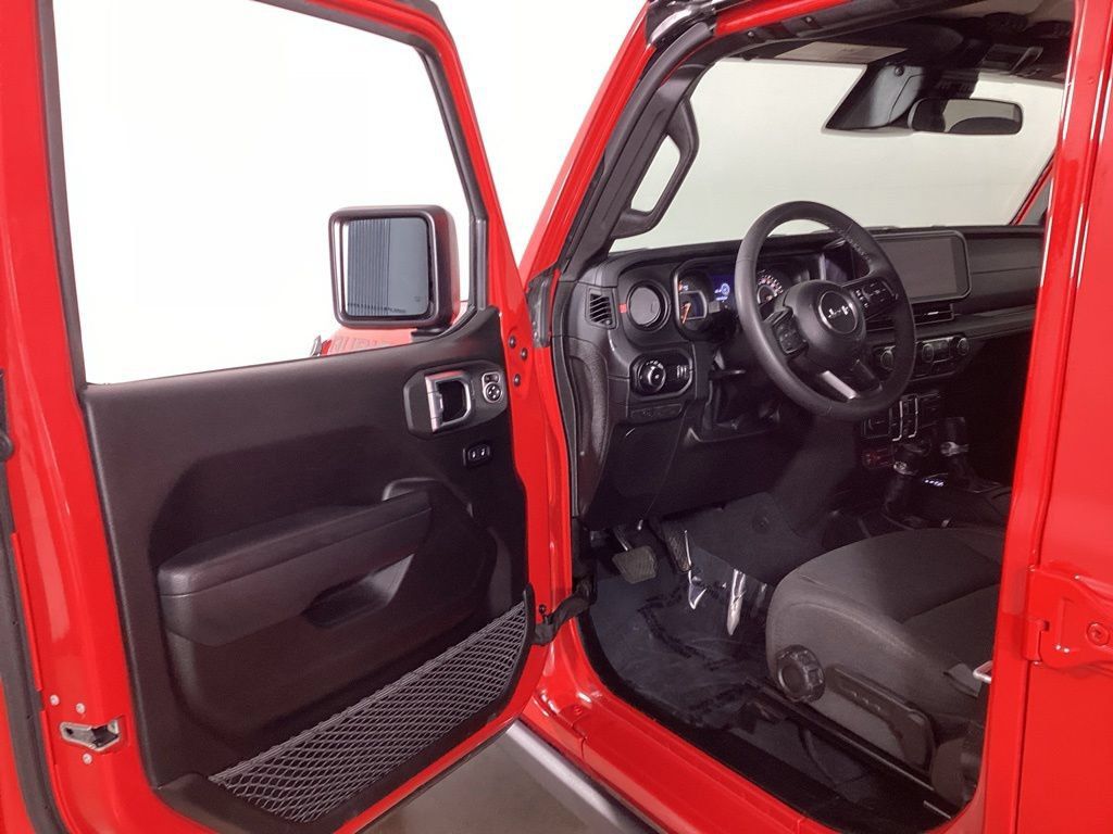 Used 2026 Jeep Wrangler Unlimited Rubicon AWD/4WD image 9