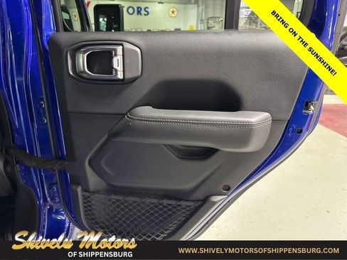 Used 2018 Jeep Wrangler Unlimited Sahara w/ LED Lighting Group AWD/4WD image 33