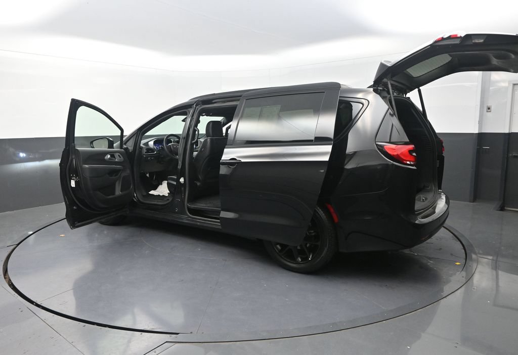 Used 2025 Chrysler Pacifica Limited FWD image 36