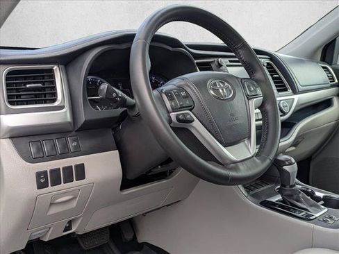 Used 2015 Toyota Highlander XLE FWD image 10