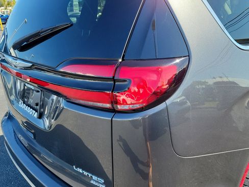 Used 2022 Chrysler Pacifica Limited AWD/4WD image 11