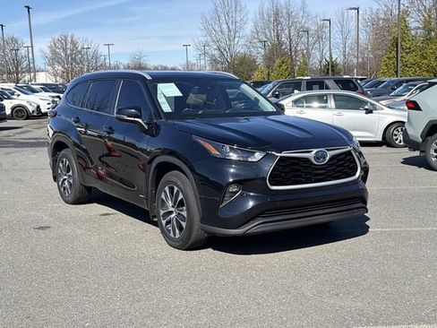 Used 2024 Toyota Highlander XLE image 1