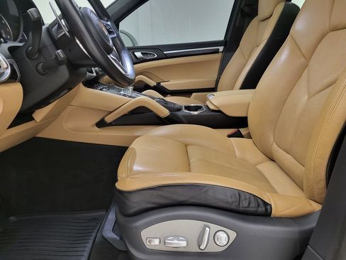 Used 2018 Porsche Cayenne Platinum Edition image 4