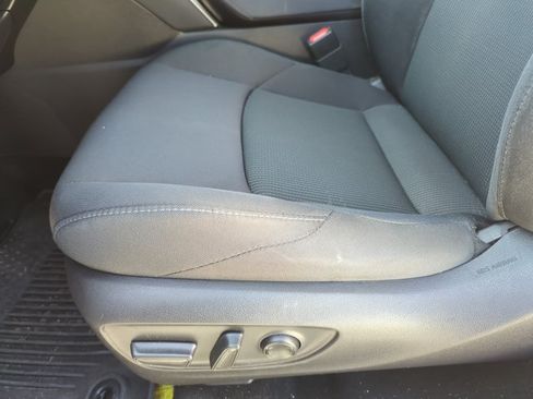 Used 2023 Toyota Venza LE AWD/4WD image 12
