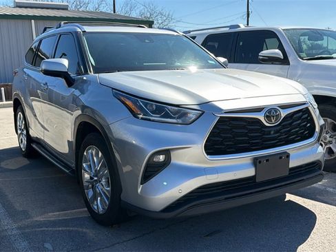 Used 2021 Toyota Highlander Limited image 3