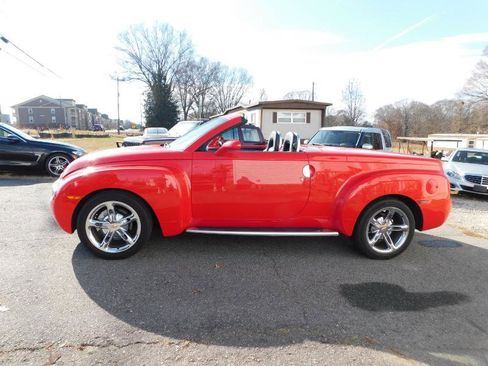 Used 2004 Chevrolet SSR w/ Preferred Equipment Group image 2