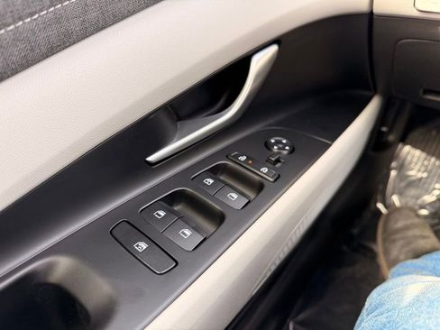 Used 2025 Hyundai Elantra Limited FWD image 23