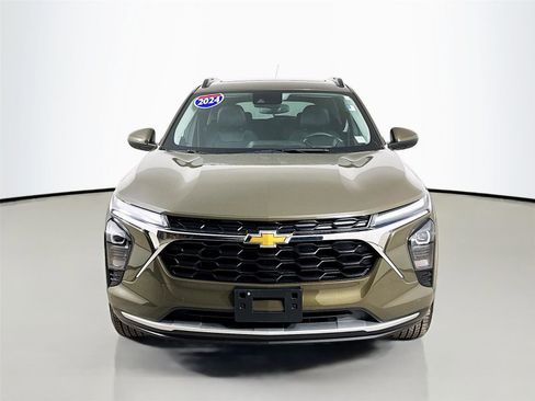 Used 2024 Chevrolet Trax LT w/ Sunroof Package image 3