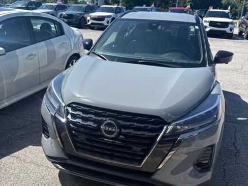 Used 2024 Nissan Kicks SR w/ SR Premium Package FWD image 3