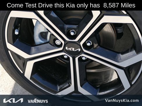 Used 2025 Kia Niro EX Touring image 9