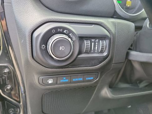 Used 2022 Jeep Wrangler Unlimited Sahara AWD/4WD image 27