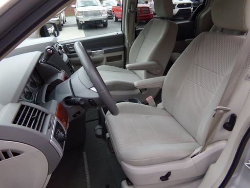 Used 2008 Chrysler Town & Country Touring FWD image 21