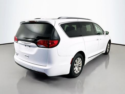Used 2018 Chrysler Pacifica Touring-L FWD image 7