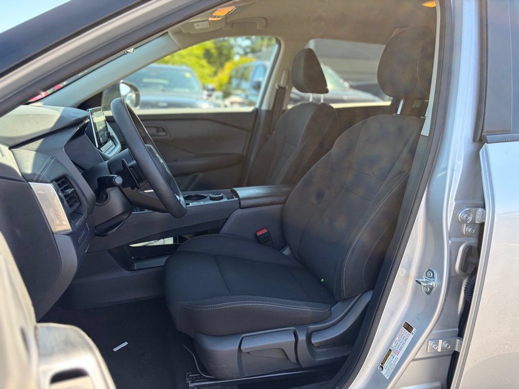 Used 2024 Nissan Rogue S AWD/4WD image 17