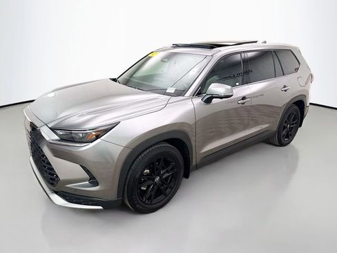Used 2025 Toyota Grand Highlander image 3