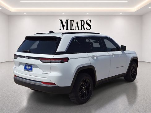 Used 2024 Jeep Grand Cherokee Laredo X w/ Trailer Tow Package AWD/4WD image 5