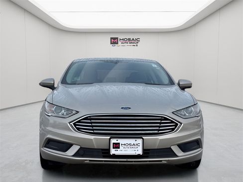 Used 2017 Ford Fusion SE w/ Fusion SE Technology Package image 2