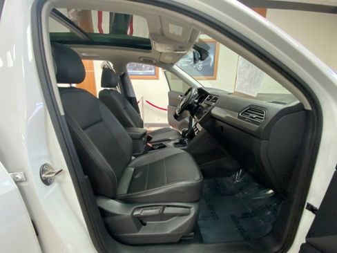 Used 2021 Volkswagen Tiguan SE w/ Panoramic Sunroof Package image 19