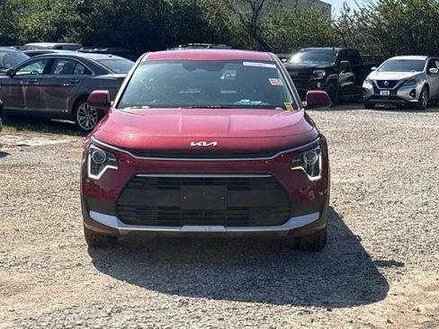 Used 2025 Kia Niro LX FWD image 2