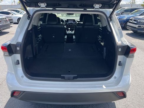 Used 2022 Toyota Highlander XLE FWD image 8