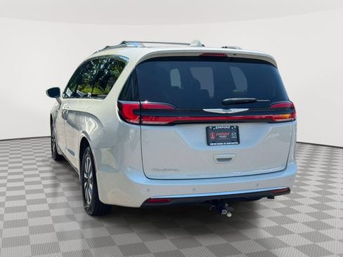 Used 2021 Chrysler Pacifica Touring-L FWD image 4