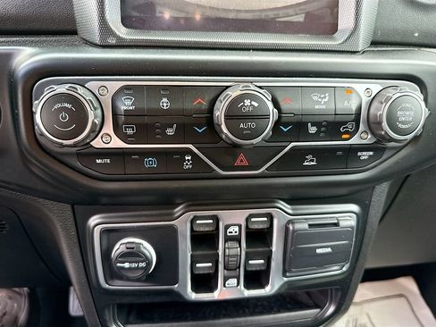 Used 2023 Jeep Wrangler Unlimited Sahara w/ Cold Weather Group AWD/4WD image 17