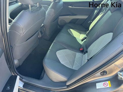 Used 2018 Toyota Camry XLE FWD image 12