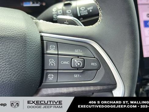 Used 2023 Jeep Grand Cherokee L Limited AWD/4WD image 14